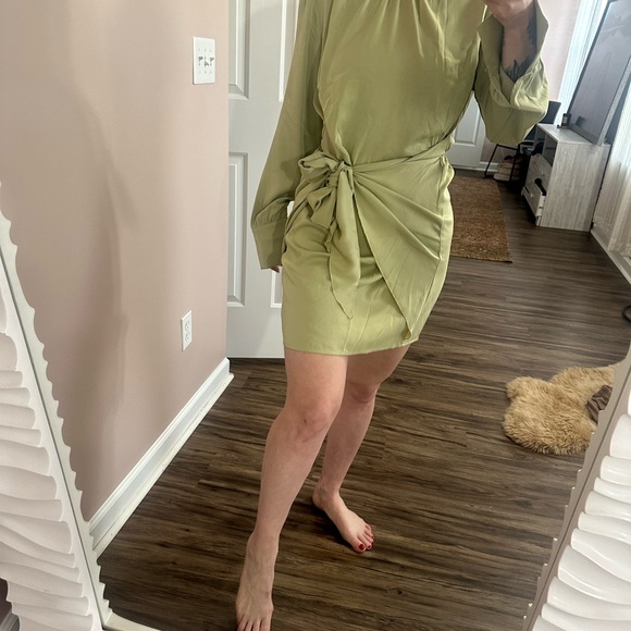 Elegant Green Wrap Dress - Picture 1 of 3